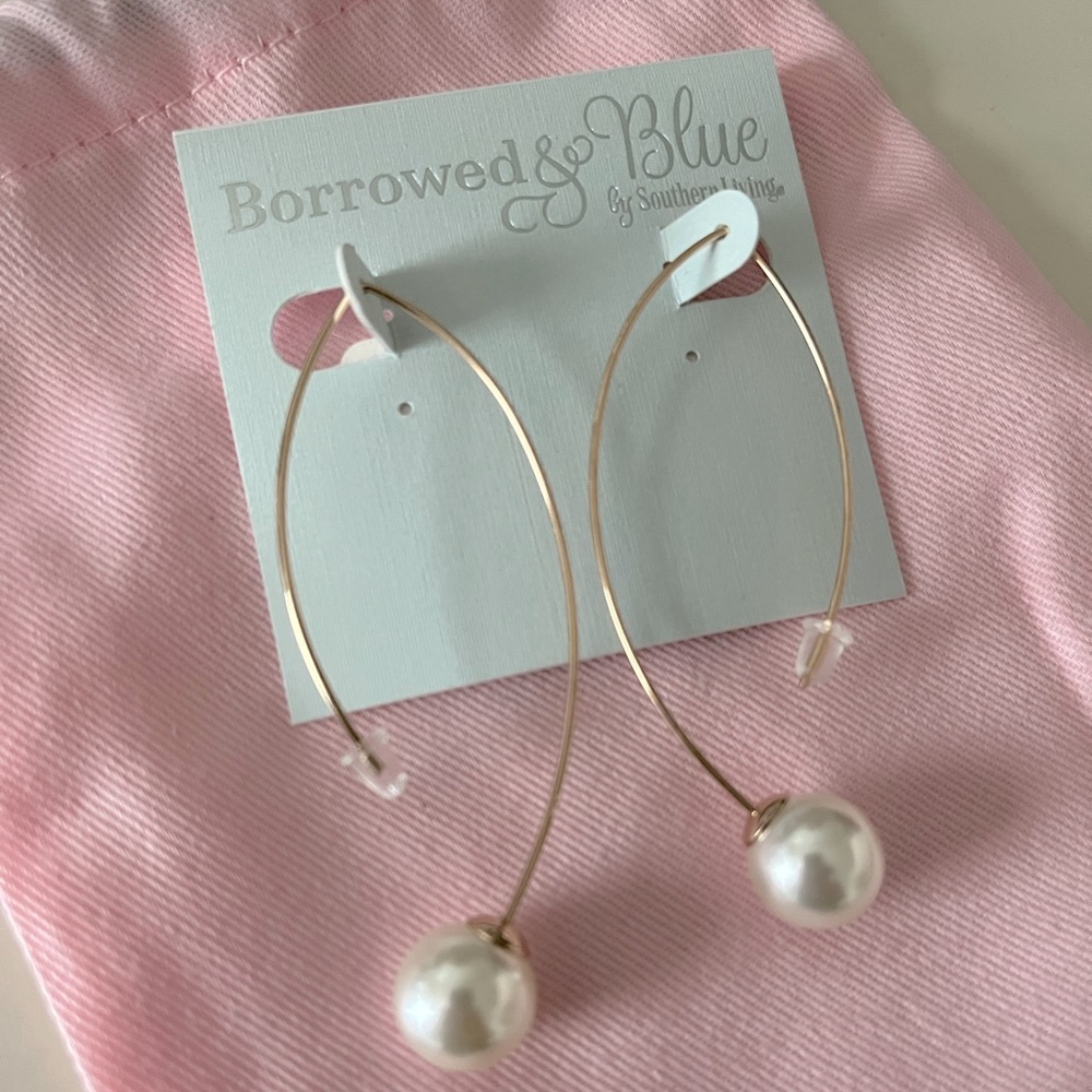 Drop Pearl Earrings: OS